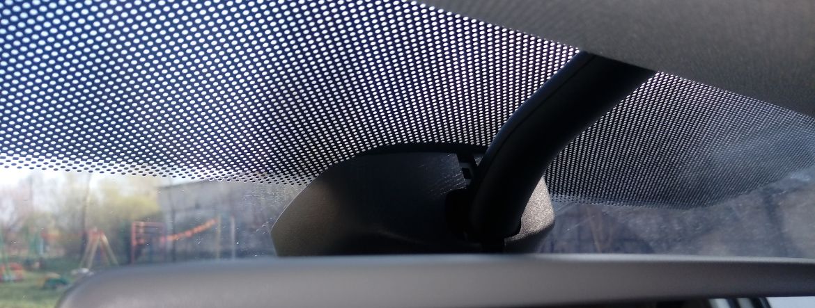 Зачем нужна шелкография на стекле автомобиля?